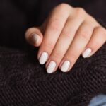 Co oznaczają białe paznokcie? Symbolika białego manicure