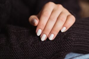 Co oznaczają białe paznokcie? Symbolika białego manicure