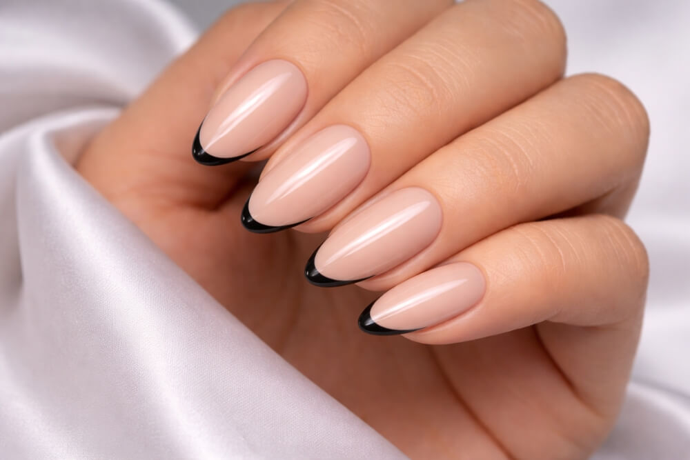 czarne paznokcie na końcach - french 