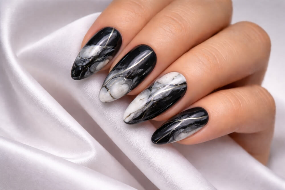 czarne paznokcie z efektem marmuru 
