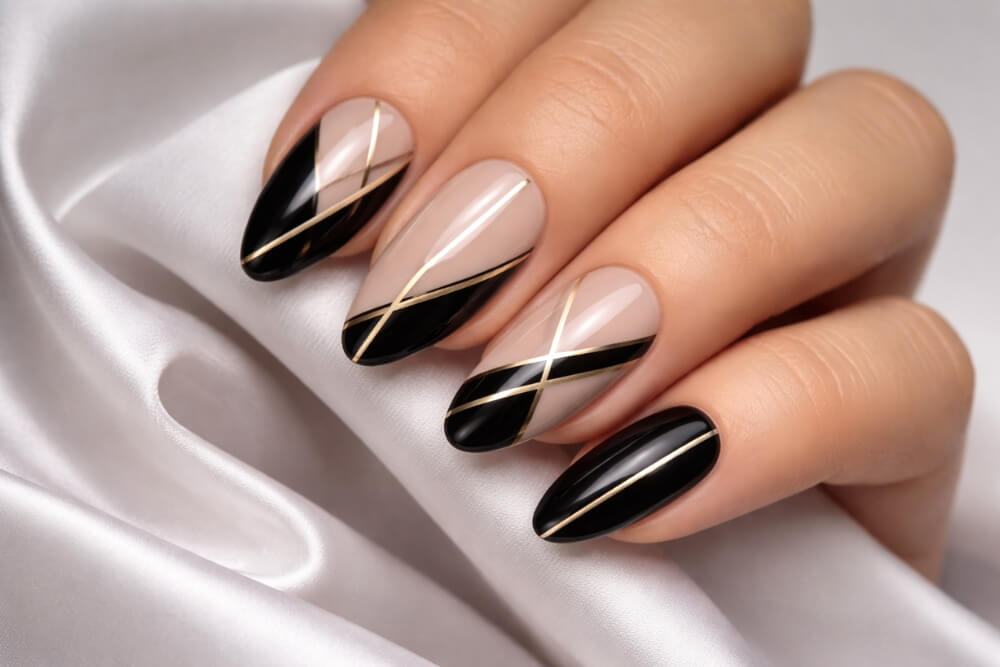 czarne paznokcie ze złotymi dodatkami 
