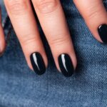 Czarne paznokcie – inspiracje i pomysły