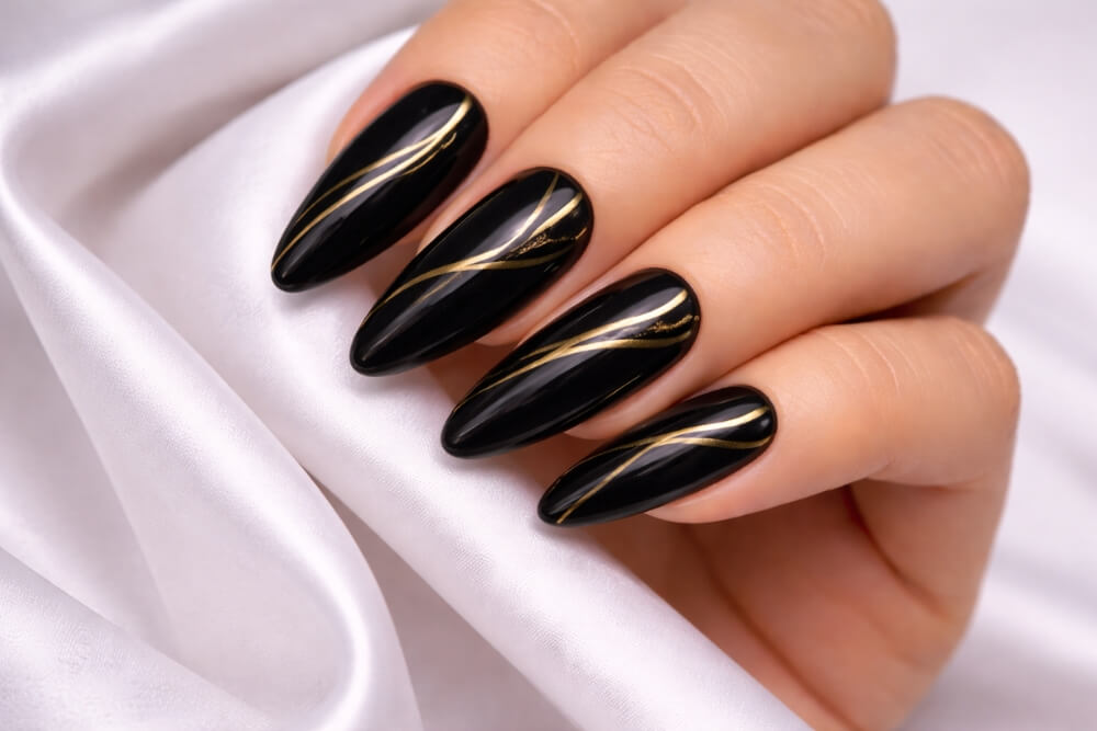 czarne paznokcie ze złotymi wzorami 
