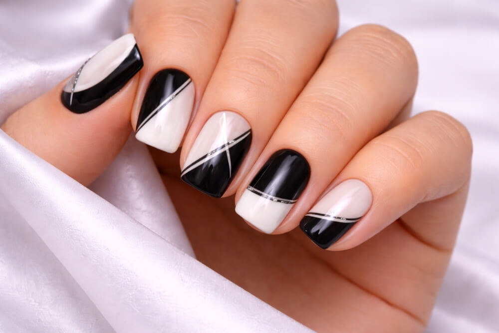 krótkie paznokcie w bieli i czerni 