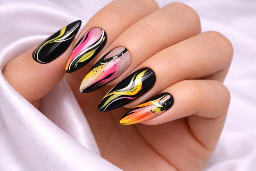 paznokcie w czarnym kolorze z neonowymi wzorami 