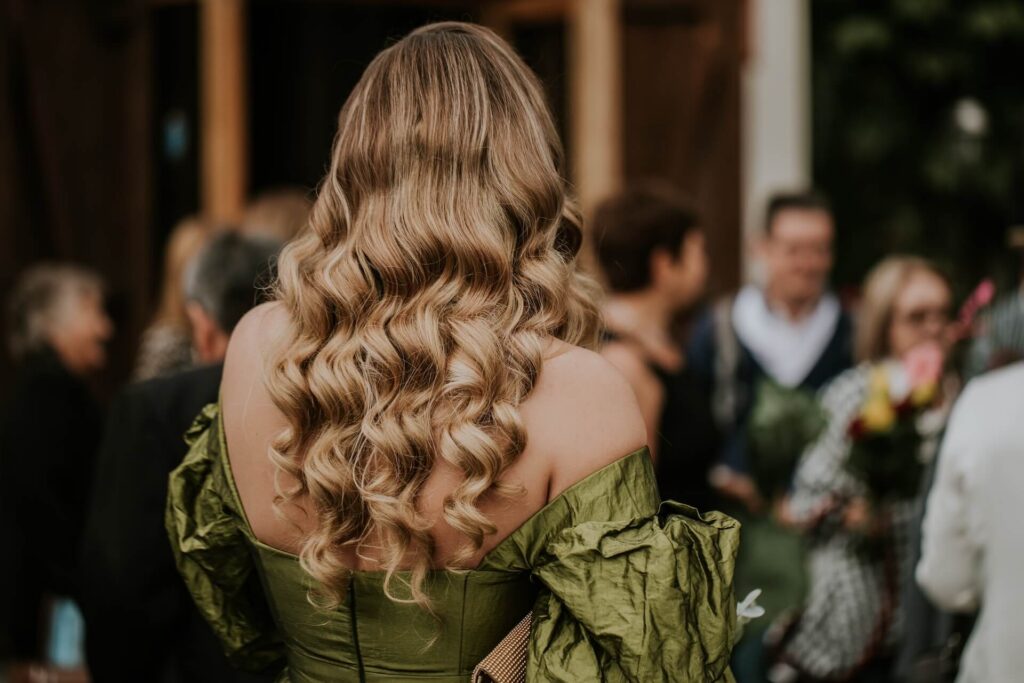 Fryzury na wesele jako gość – trendy na 2026 rok