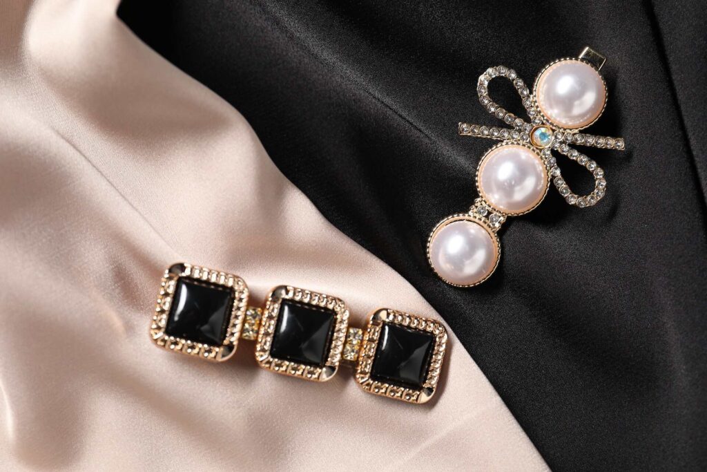 Jak nosić broszki? 10 pomysłów na użycie broszek