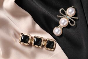 Jak nosić broszki? 10 pomysłów na użycie broszek
