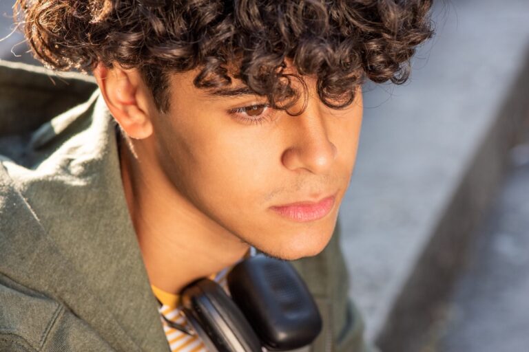 Jak zrobić loczki u chłopaka? Poradnik 