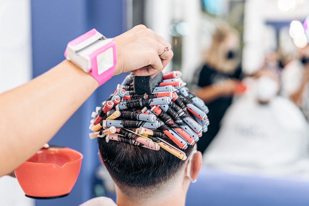 jak zrobić loczki u chłopaka w salonie fryzjerskim 