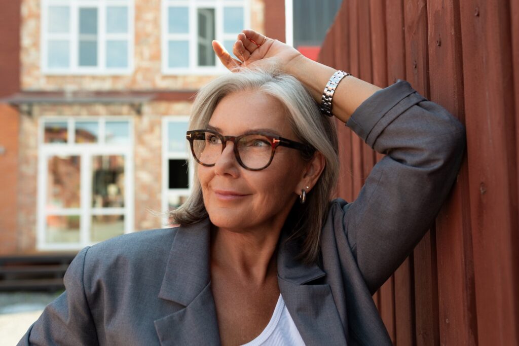 Odmładzające fryzury dla 50 latek – modne propozycje na 2026 rok