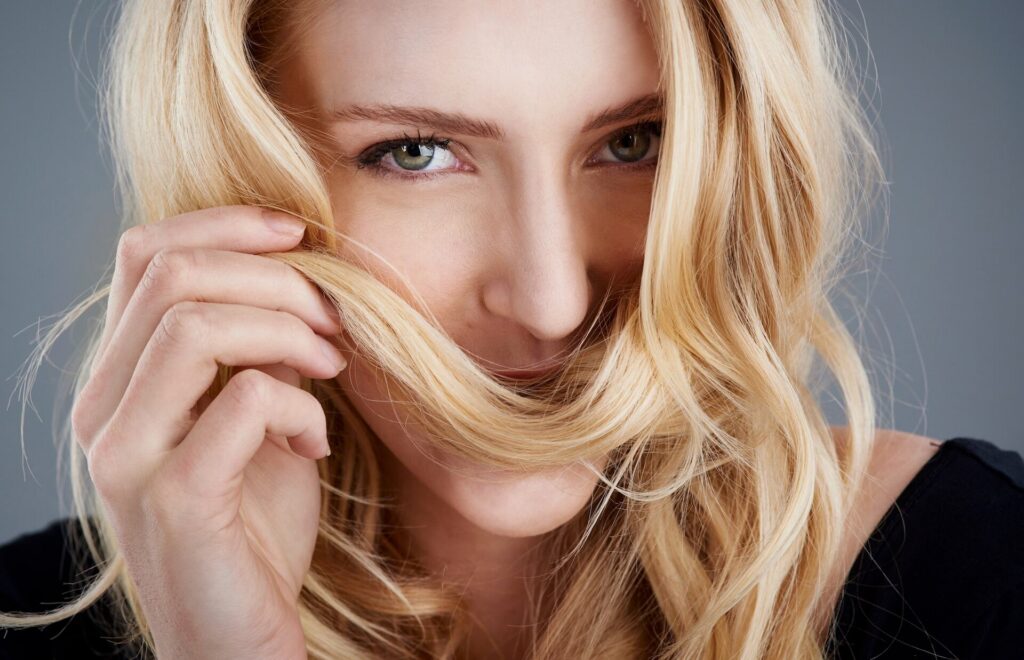 Rozjaśnianie włosów wodą utlenioną – czy to działa? Sprawdzamy