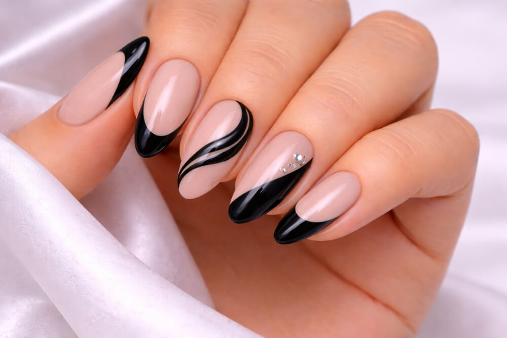czarne wzory na nude paznokciach 