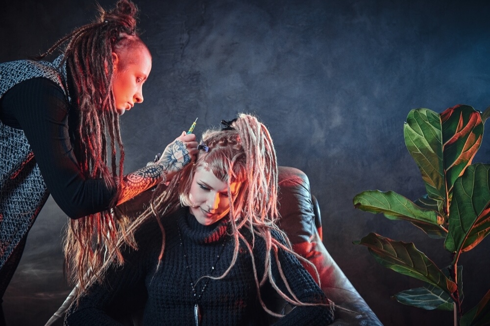 przygotowywanie włosów do robienia dredów