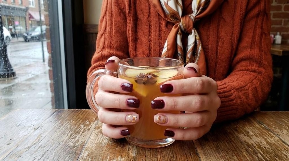 bordowe krótkie paznokcie błyszczące