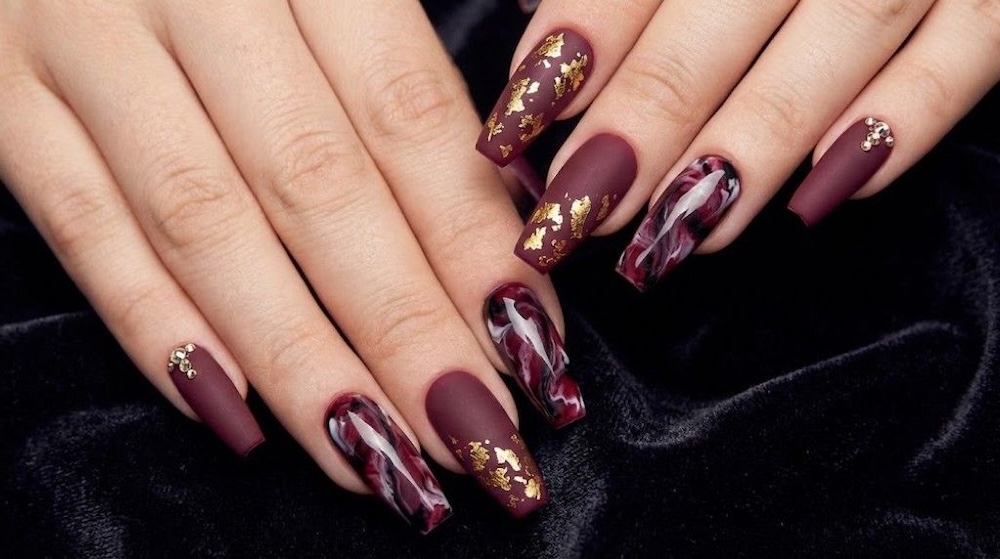 długie kwadratowe zdobione paznokcie bordo 