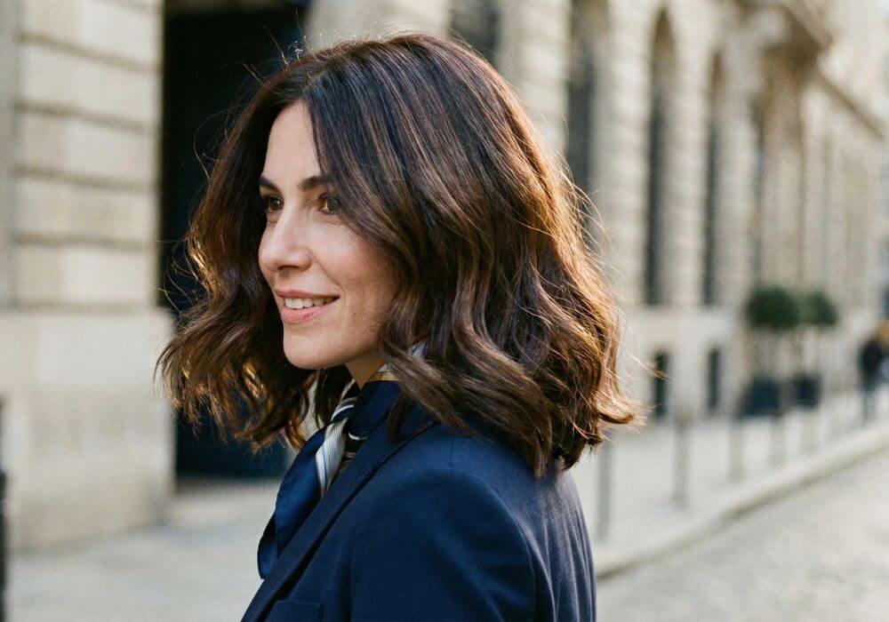 Brunetka z rudymi tonami włosów