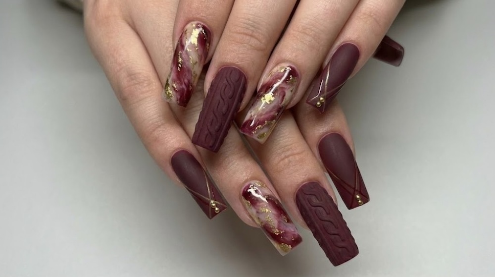 długie kwadratowe zdobione paznokcie 