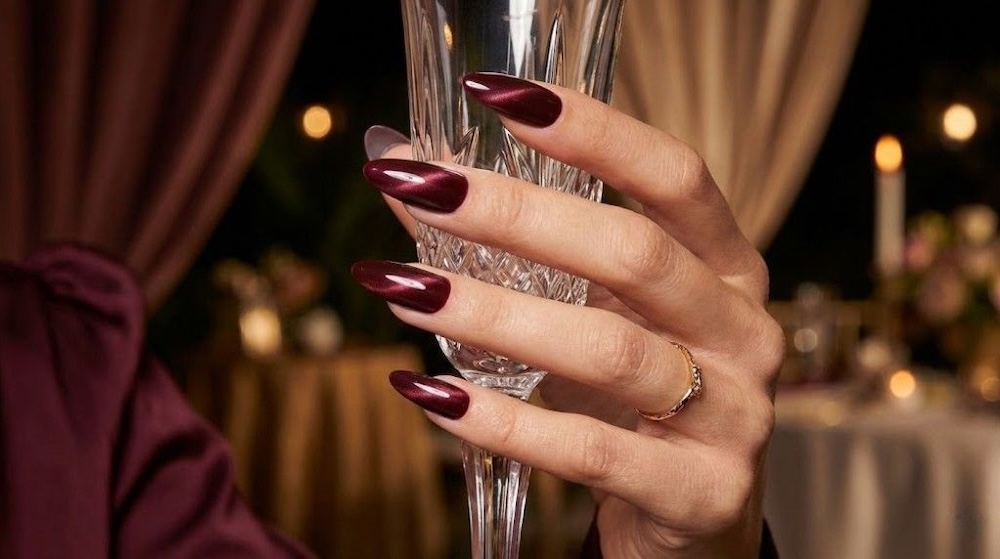 efekt cat eye na bordowych paznokciach 