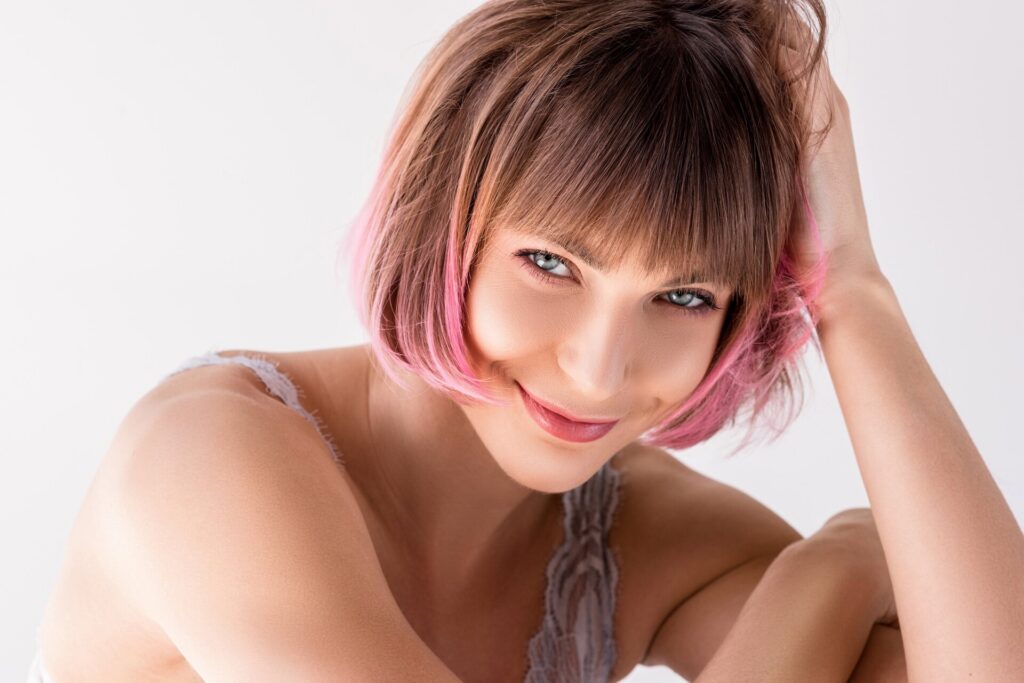 Fryzura bombka z grzywką – komu pasuje i jak układać? Poradnik