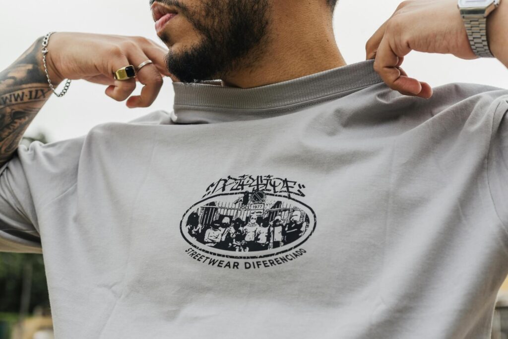 Jak zrobić nadruk na koszulce w profesjonalnej drukarni? Przewodnik