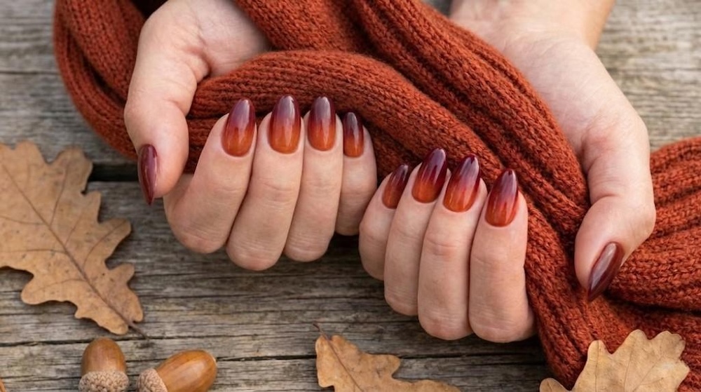 ombre bordo-pomarańczowe u dłoni