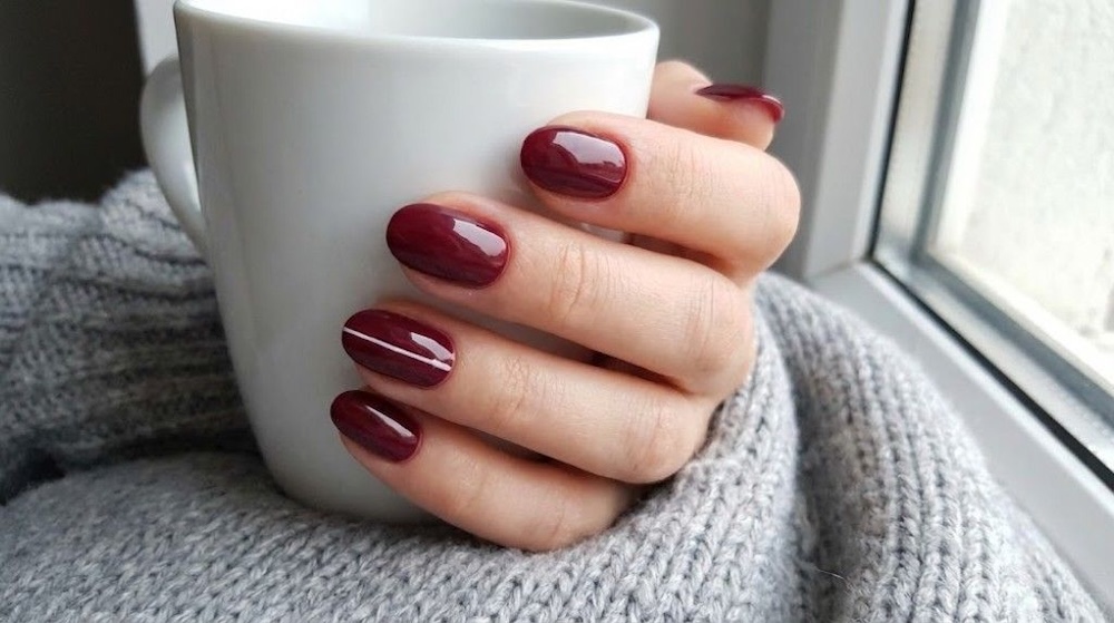 klasyczny bordowy manicure 