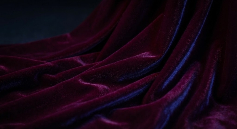 materiał w kolorze burgudnowym