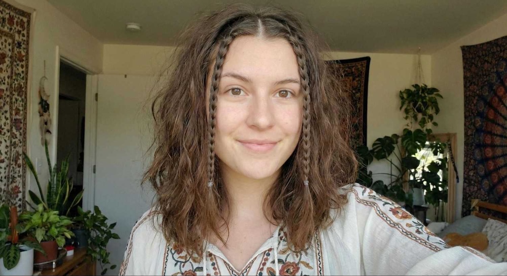 fryzura z warkoczykami przy twarzy 