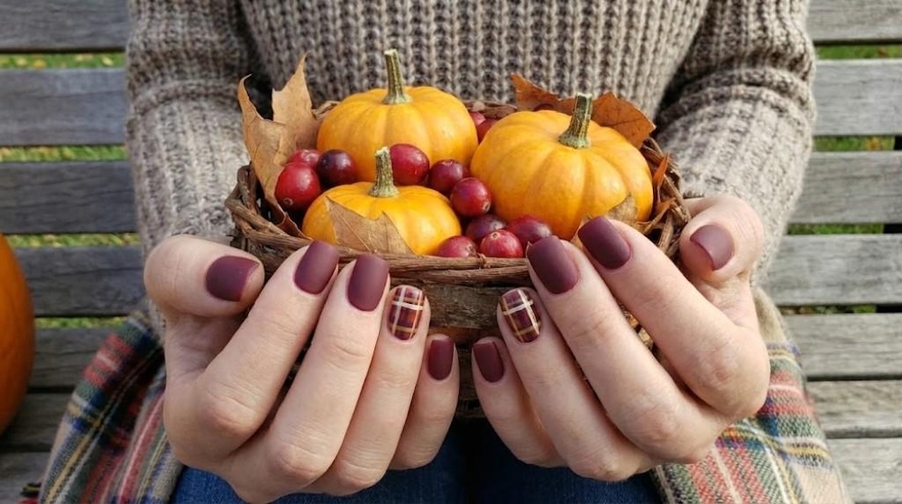 bordowy manicure z motywem kraty 