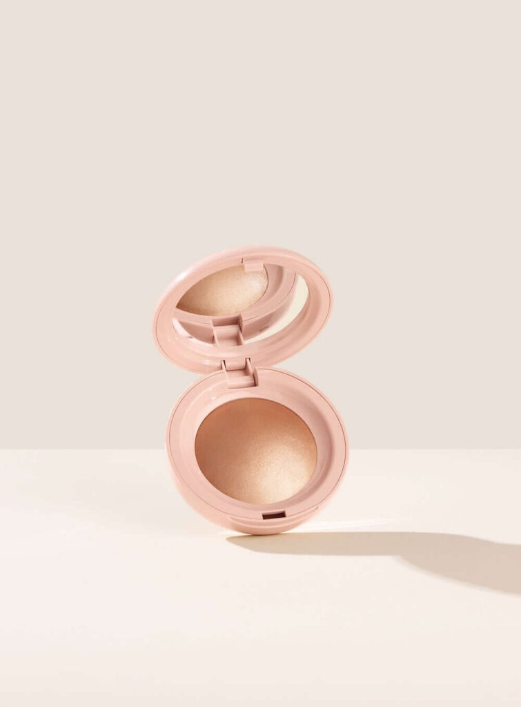 Najlepszy rozświetlacz – Rare Beauty 