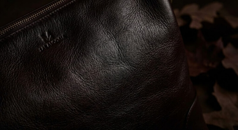 wołowa krew jako odcień czerwieni na skórzanej torbie