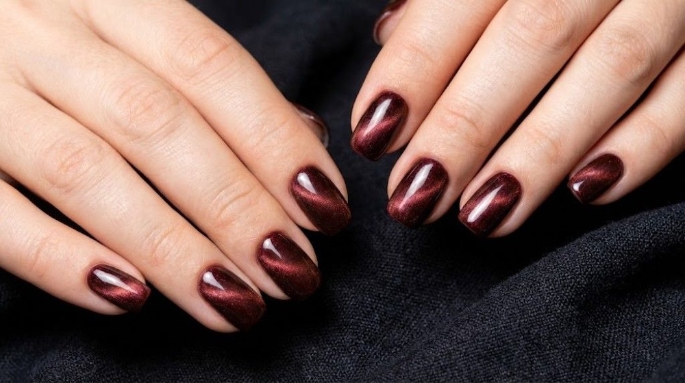 paznokcie bordo z efektem magnetycznym 