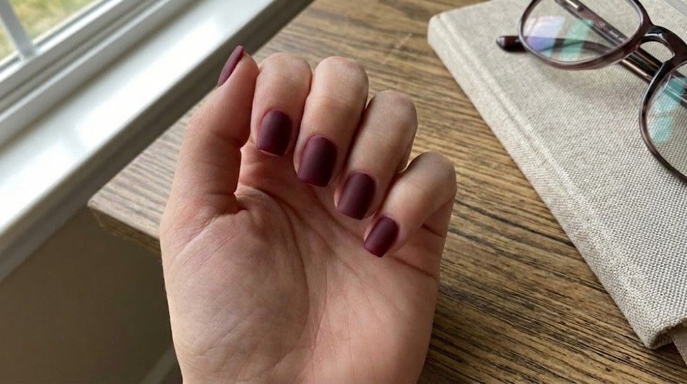 paznokcie bordo krótkie kwadratowe 