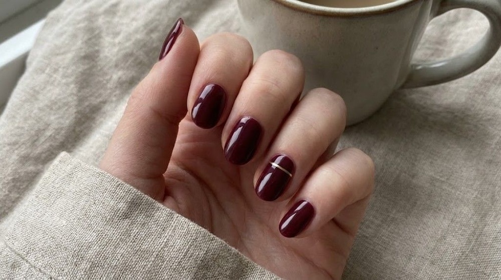 paznokcie bordo krótkie.z metalicznym paskiem 