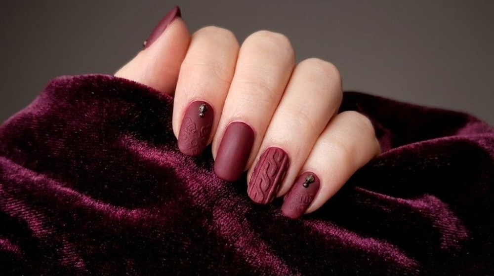 paznokcie bordo matowe ze zdobieniami 