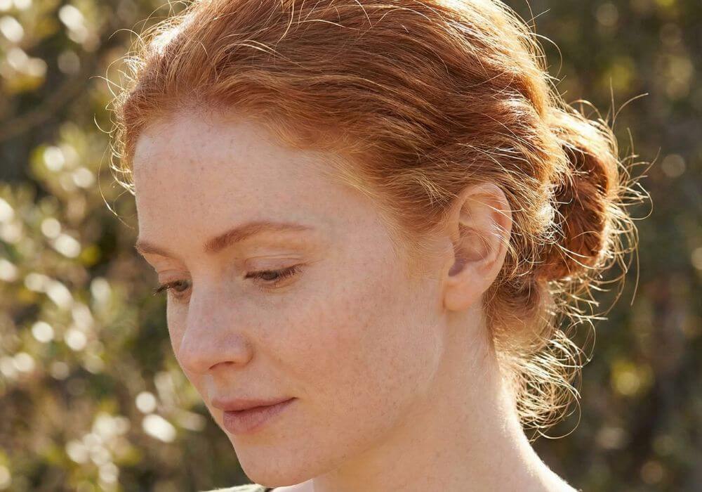 Stylizacja Scandi Hairline na rudych włosach 