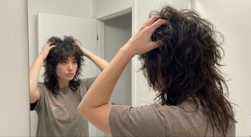 fryzura wolf cut ma czarnych włosach 