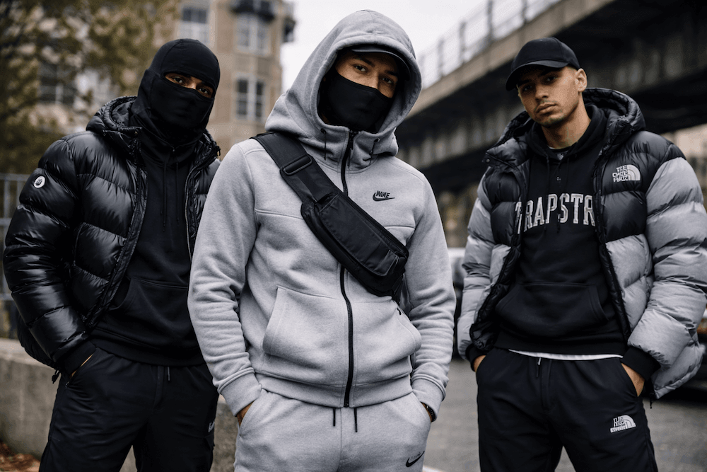 3 mężczyzn ubranych w stylu drillowym
