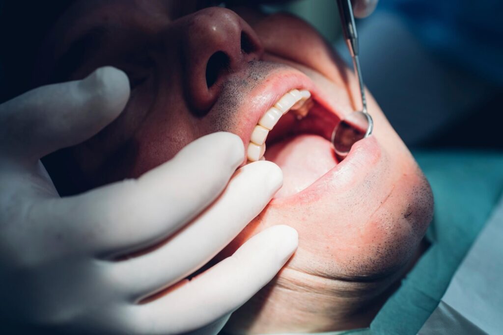 Pierwsza wizyta u dentysty po latach – jak wygląda i jak się przygotować?