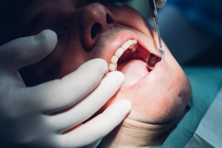 Pierwsza wizyta u dentysty po latach – jak wygląda i jak się przygotować?
