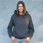 Bluza damska z kapturem czy bez? Kiedy który fason sprawdza się lepiej