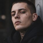 Co oznacza łezka pod okiem? Symbolika tatuażu
