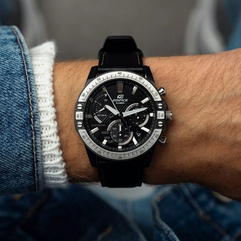 Zegarek Casio Edifice z czarną tarczą na nadgarstku